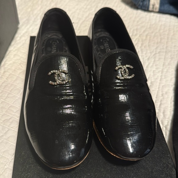 Chanel Vintage Look Loafers Gloss Texture Black Silver Logo 38.5 luxury find !! - Picture 1 of 15